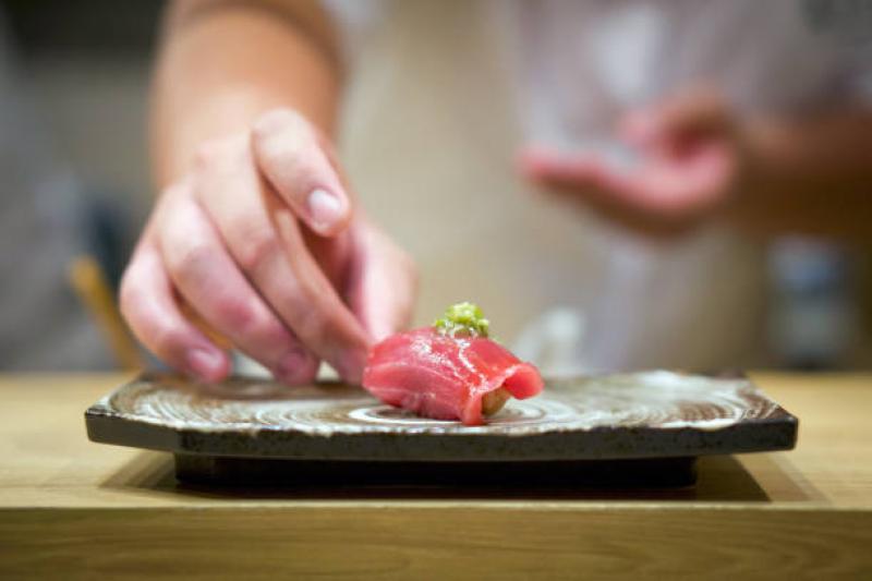 国際的な環境にて伝統的な寿司を現代風にアレンジしてヨーロッパで高い人気を誇っています