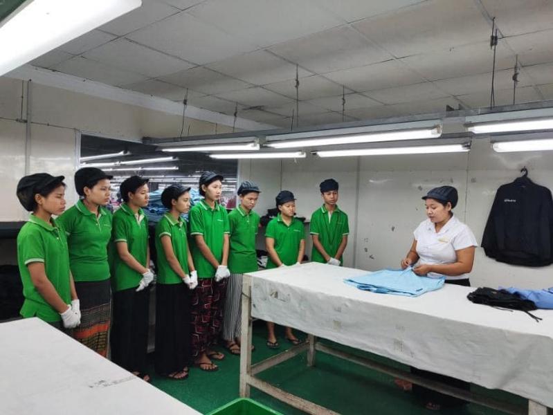 各班が行う朝礼時の検品教育の様子