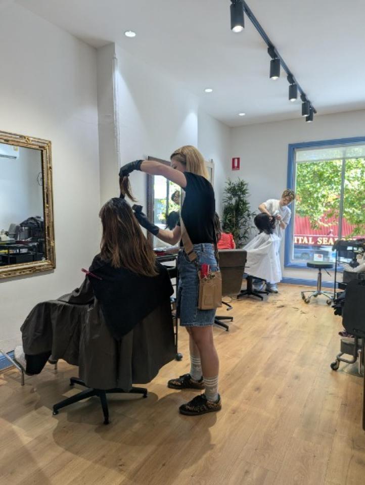 オーストラリア　シドニーで美容師募集  レンタルスペースのご相談も承っております。