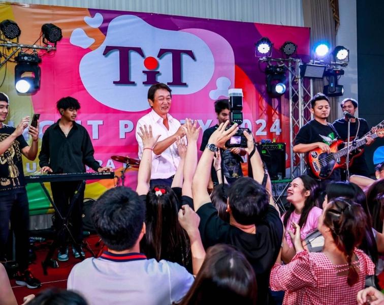 例年実施している社員旅行の一枚です♪