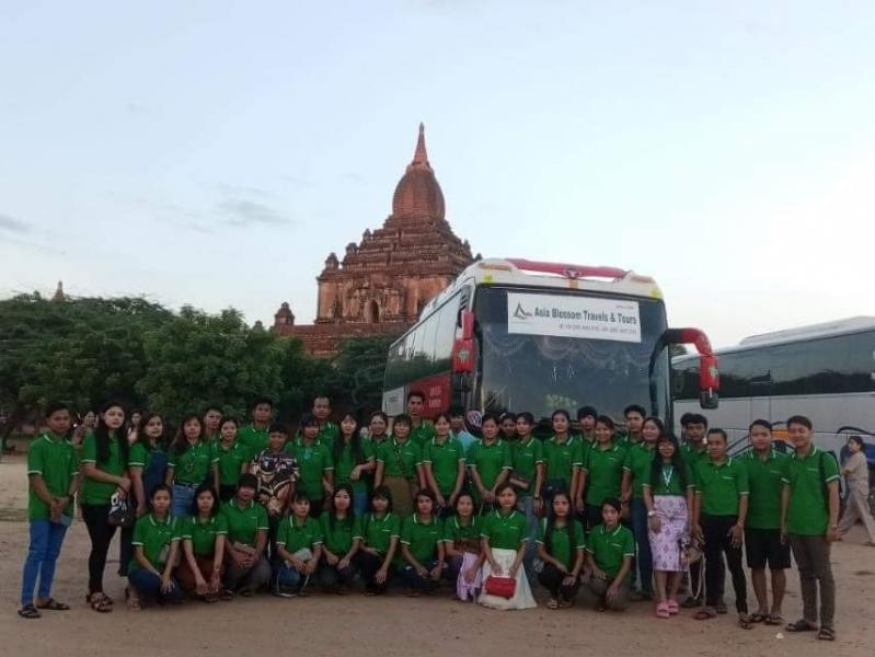 管理職による社内旅行の様子